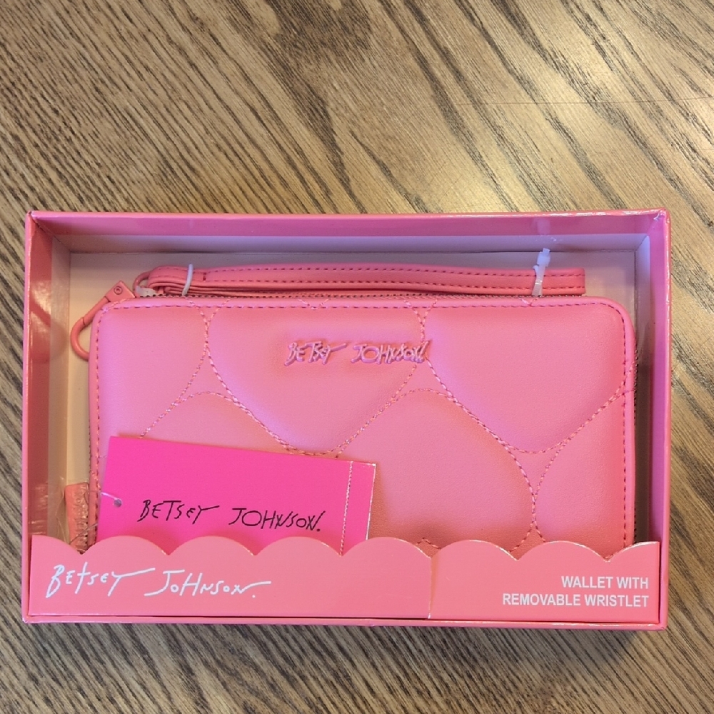 Betsey Johnson Pink Quilted Heart Zip Wallet with Detachable Wristlet New in Box